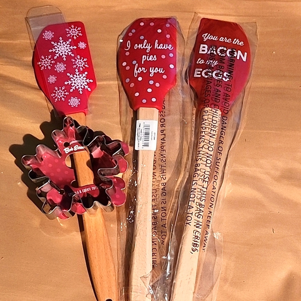 BOB EVANS  3 Spatula and Cookie Cutter Set
